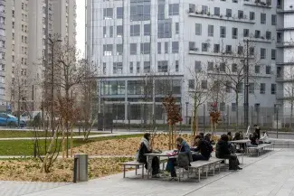 Étudiants dans la partie extérieure du centre La Chapelle